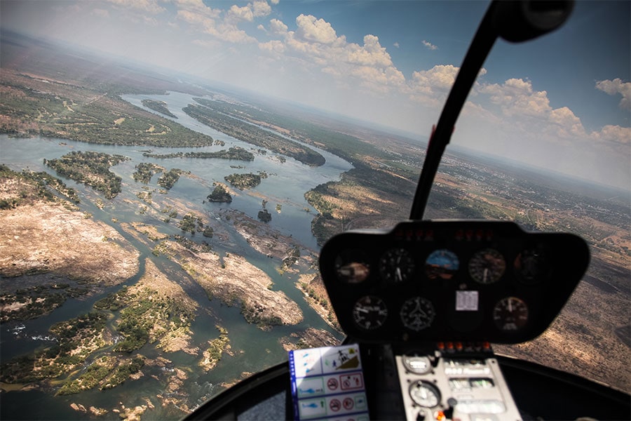 helikopterflug-ueber-victoria-faelle-simbabwe-sambesi